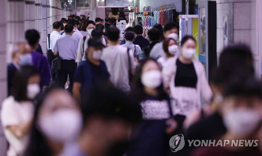 코로나19 신규확진 2천명대…불안한 출근길