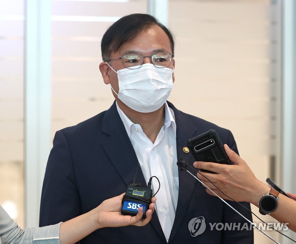 '모더나 협상' 취재진 질문 답하는 강도태 복지부 차관