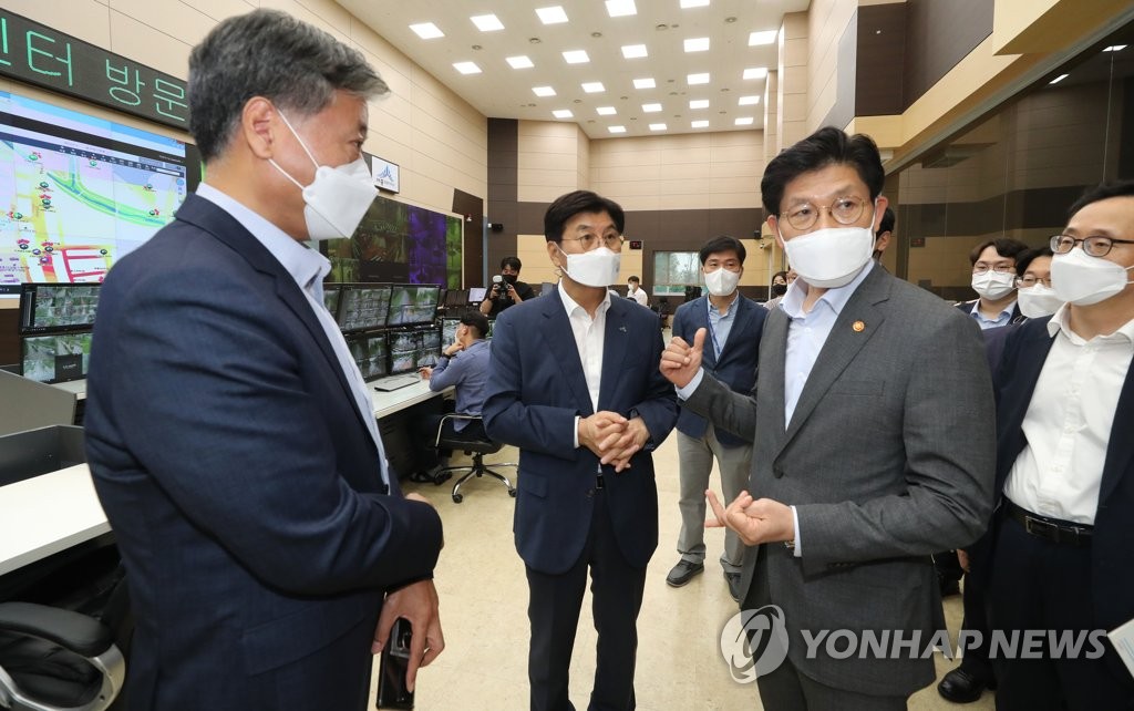 교통통합관제실 둘러보는 노형욱 국토부 장관