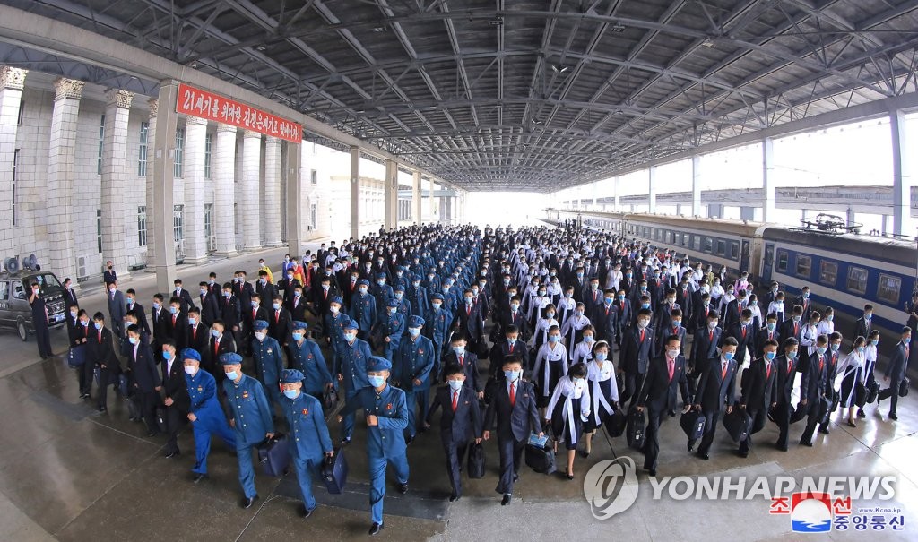 북한 '청년절' 앞두고 평양 도착한 청년들