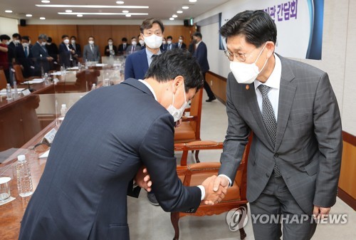 참석자들과 인사하는 노형욱 장관