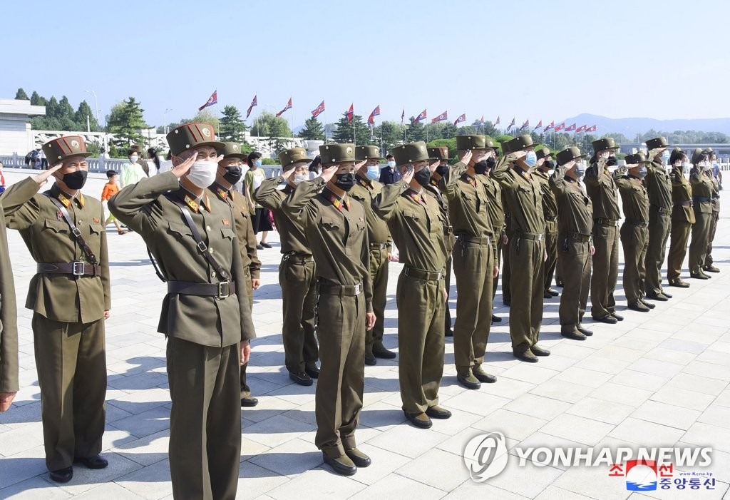 정권수립 73주년 맞아 금수산태양궁전 찾은 북한 군인들