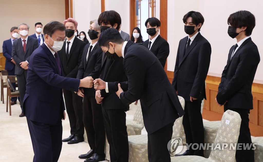 Moon se reúne con BTS Moon se reúne con BTS