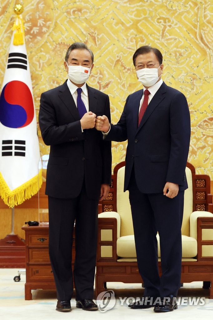 Moon meets Chinese foreign minister Moon meets Chinese foreign minister