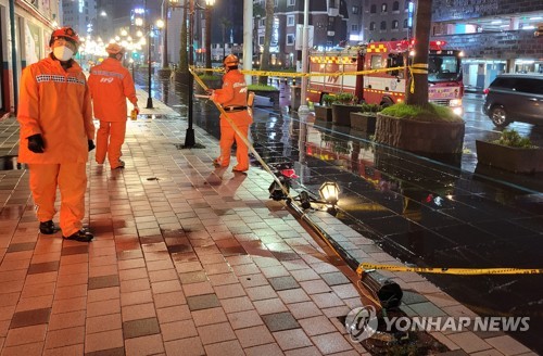 태풍 '찬투' 영향…강풍에 쓰러진 가로등