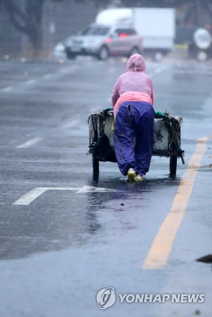 Jeju Island engulfed by Typhoon Chanthu Jeju Island engulfed by Typhoon Chanthu