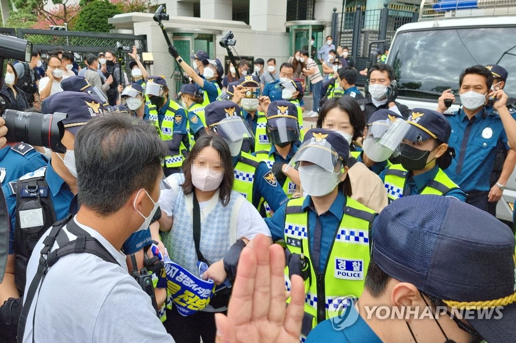 경찰, 외교부 무단진입 '청년시국회의' 회원 체포