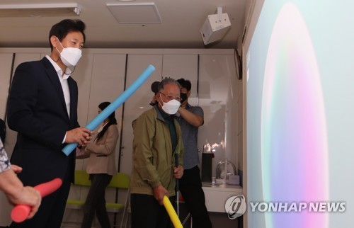 치매 치료프로그램 체험하는 오세훈 서울시장