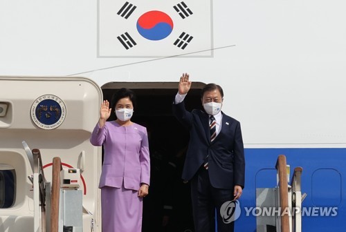 출국인사하는 문 대통령 내외
