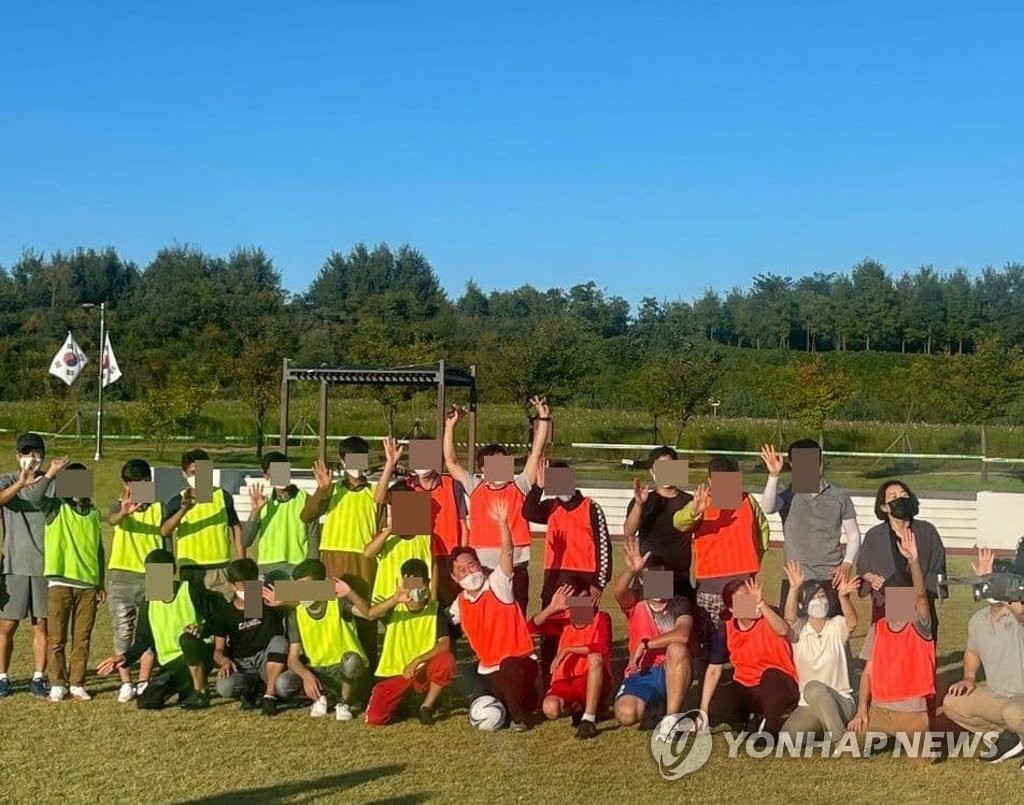 아프간 어린이들과 축구시합 나선 박범계 장관