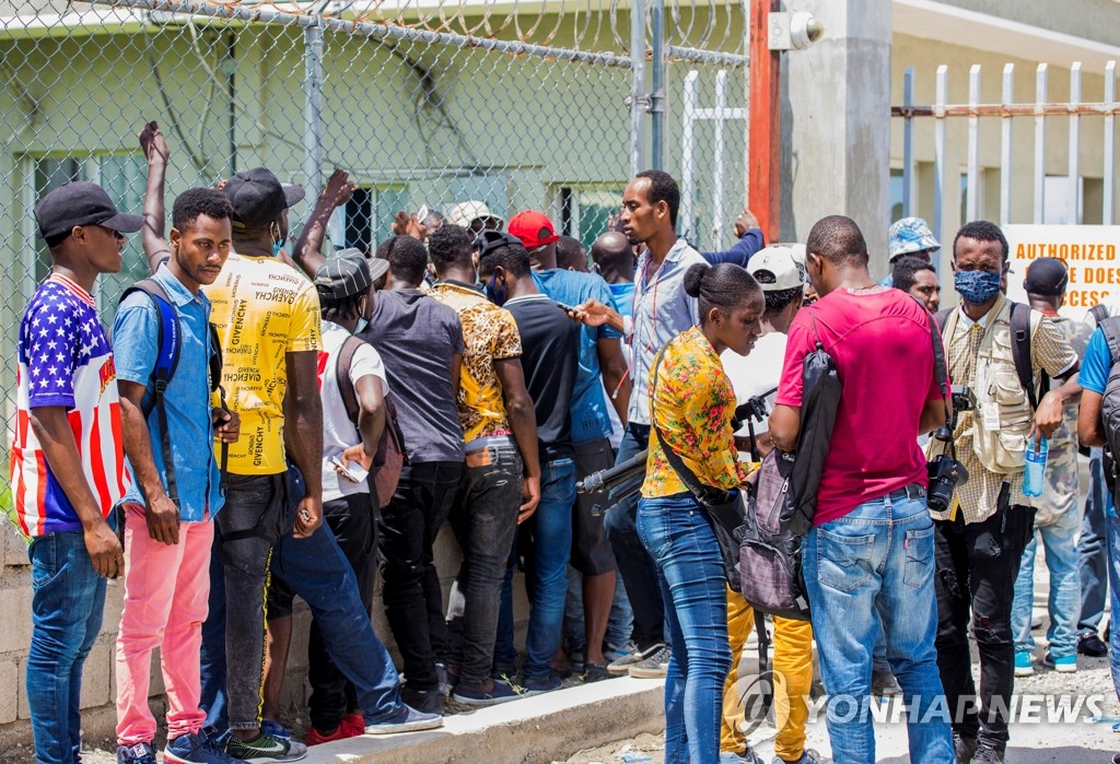 미국서 추방돼 귀국 수속 밟는 아이티 이민자들
