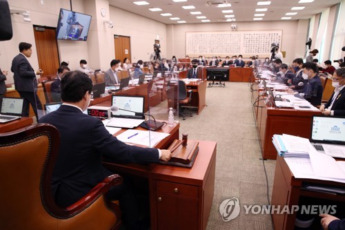 의사봉 두드리는 박광온 법사위원장