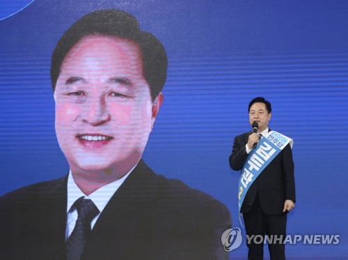 경선후보 사퇴한 김두관 후보
