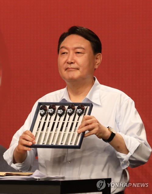 '수저 세트' 준비한 윤석열