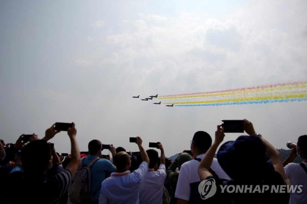 주하이 에어쇼 개막 축하하는 중국 공군 곡예비행팀