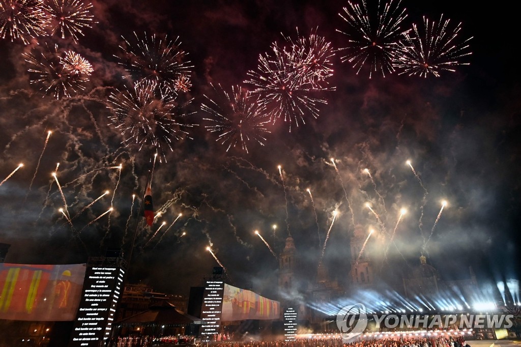 밤하늘 수놓는 '멕시코 독립 200주년' 기념 불꽃놀이