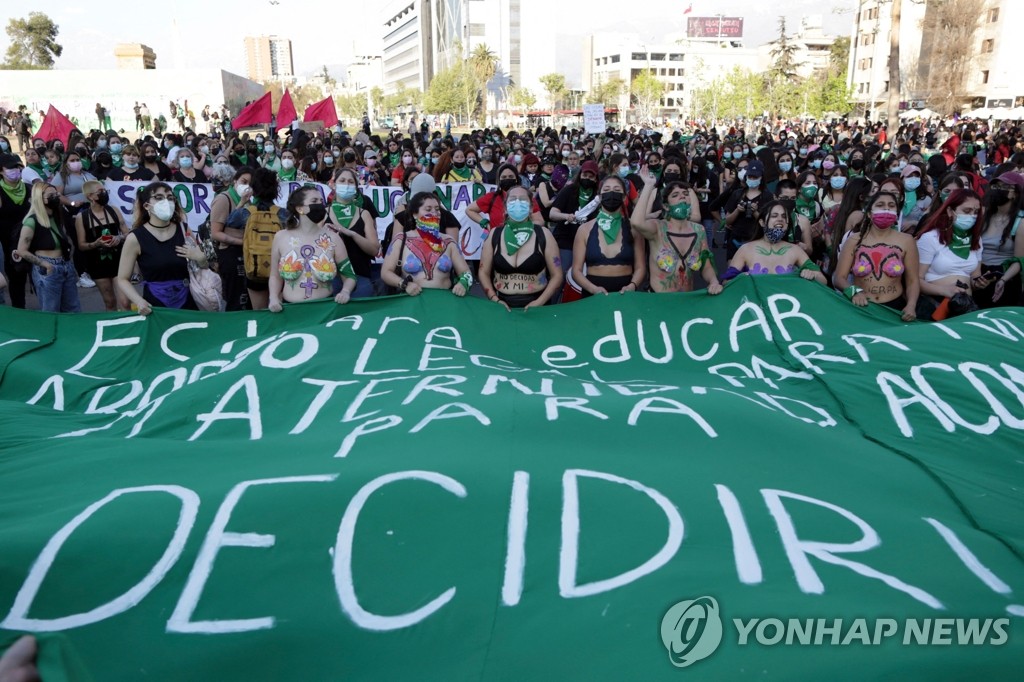 '임신 초기 낙태 허용'…법안 통과 반기는 칠레 여성들