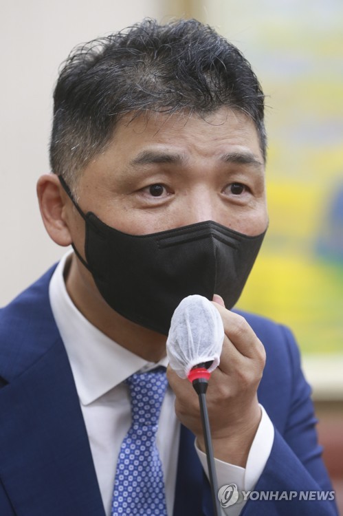 답변하는 김범수 카카오 의장