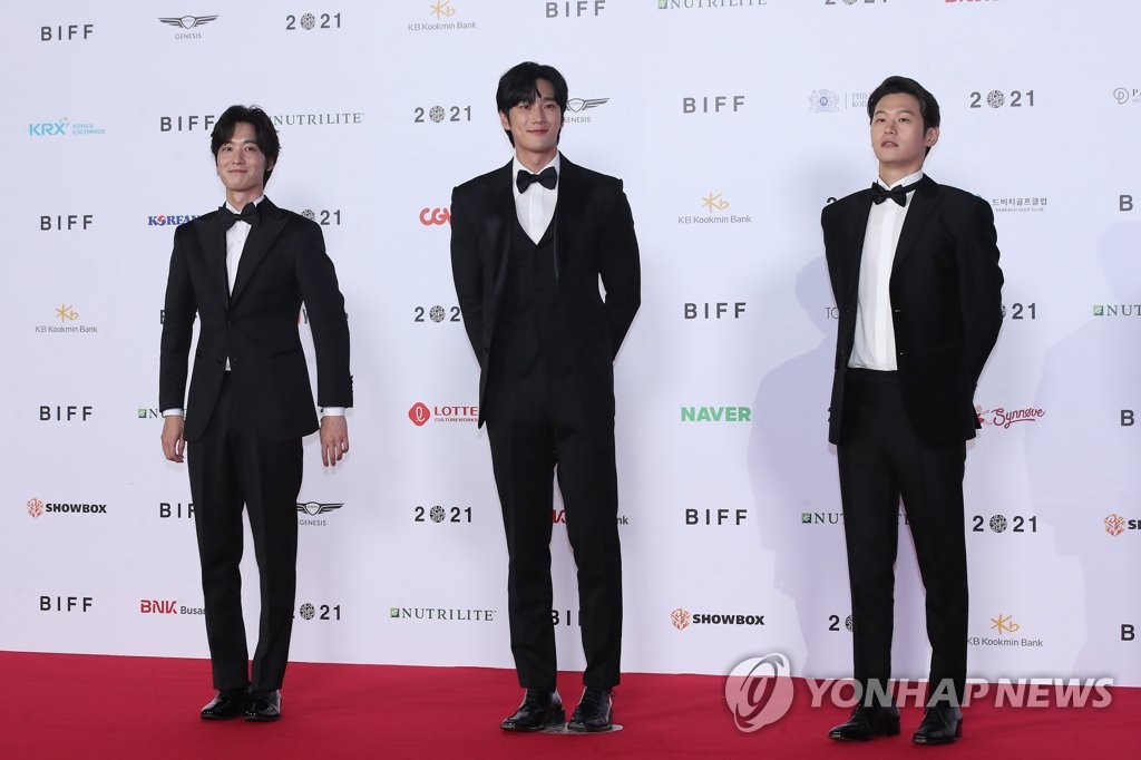 포즈 취하는 '마이 네임'배우들