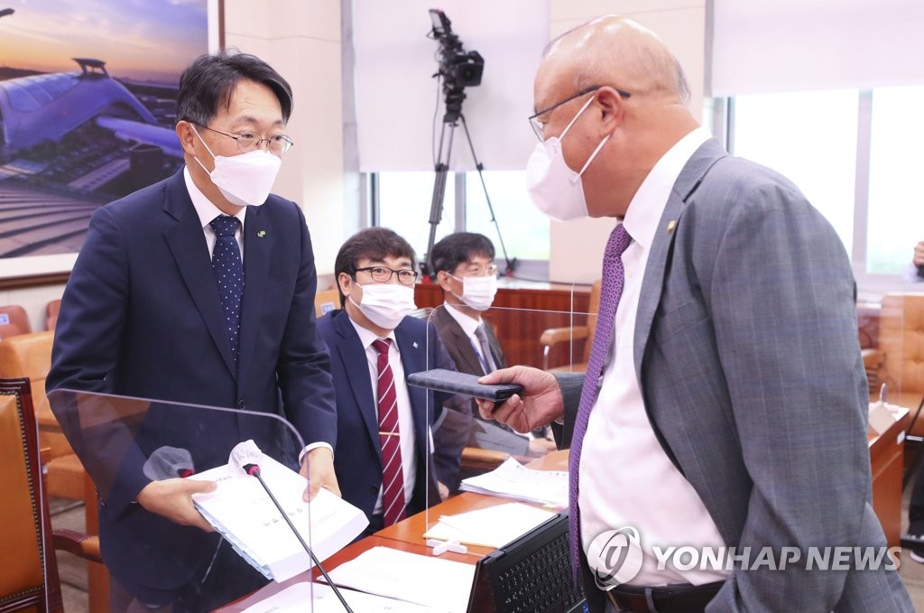 대화하는 김현준 LH 사장과 국민의힘 김희국 의원