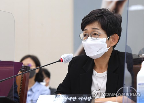 답변하는 김혜정 한국원자력안전재단 이사장