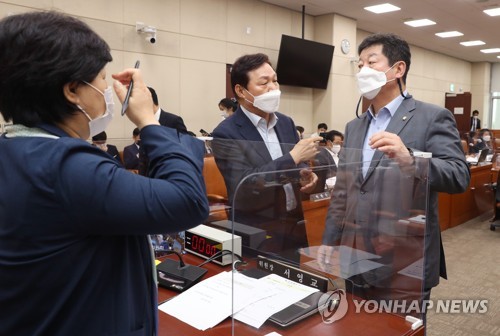 대화하는 행안위 여야 간사