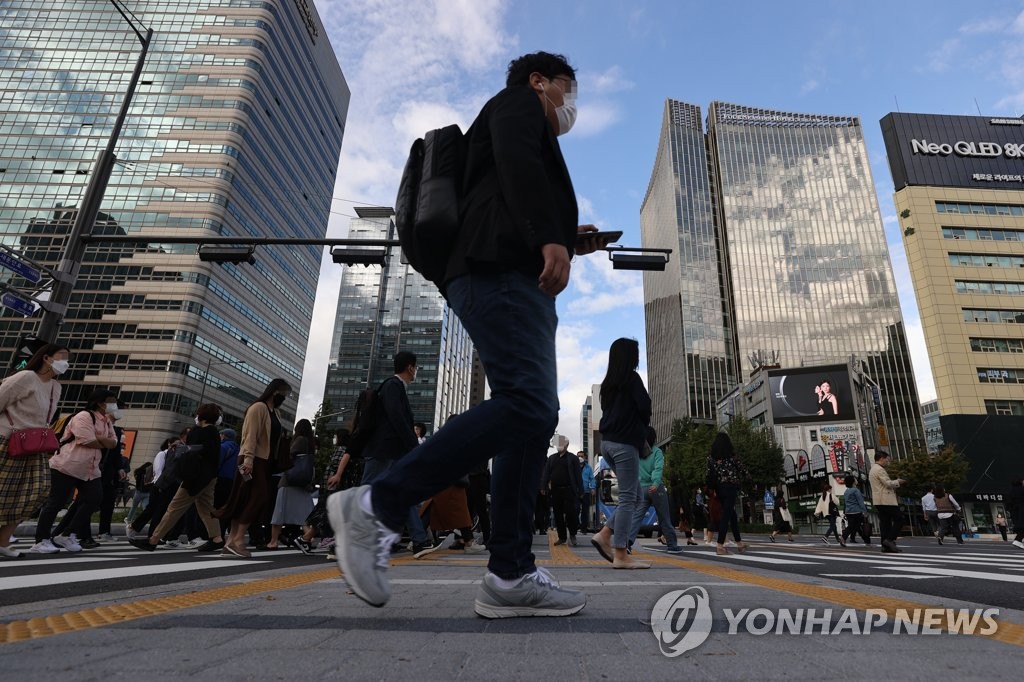 쌀쌀한 날씨를 보인 지난 12일 오전 서울 종로구 광화문네거리에서 긴 외투를 입은 시민들이 발걸음을 옮기고 있다. [연합뉴스 자료사진]