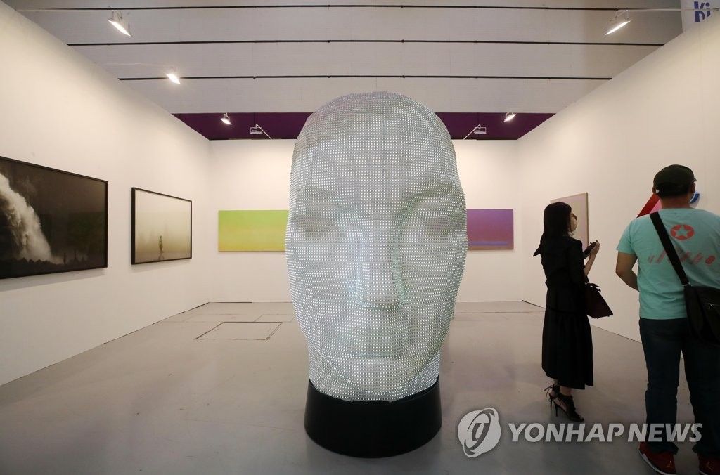 'LED조명으로 수높은 얼굴'