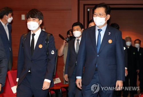 송영길, 이준석 대표, 부마민주항쟁 기념식 참석