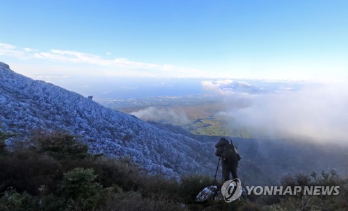 올해 첫 상고대 핀 한라산