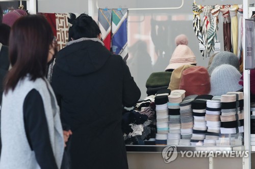 벌써 추워진 날씨…털모자 쇼핑