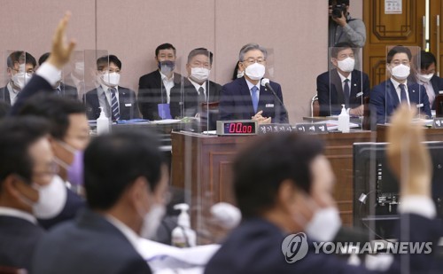 항의하는 국민의힘 의원들