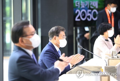 박수치는 문재인 대통령