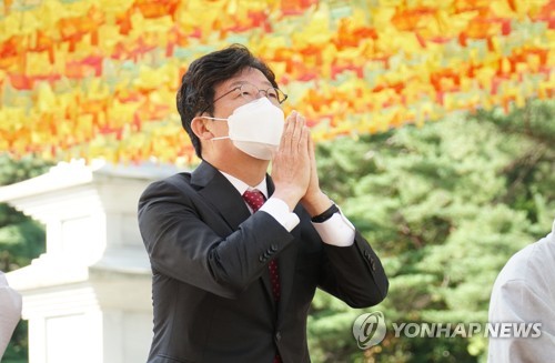 팔공산 동화사 찾아 합장한 유승민
