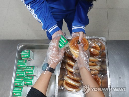 빵과 우유 받는 중학생