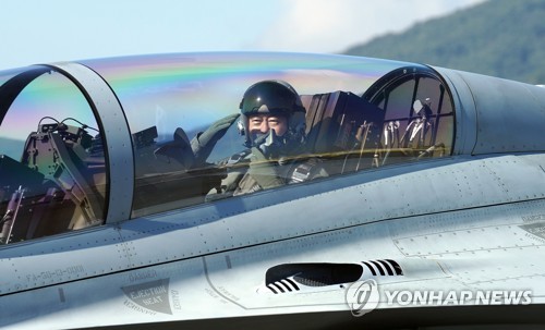 FA-50 탑승해 행사장 들어서는 문 대통령