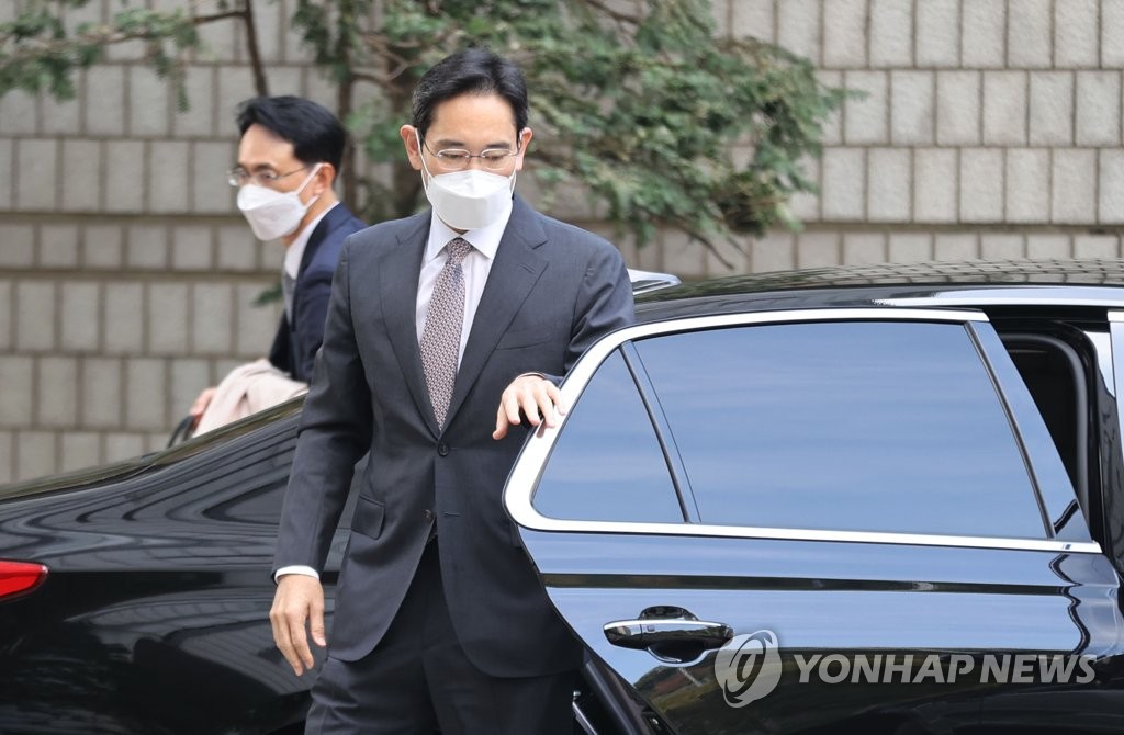 법정 향하는 이재용 부회장