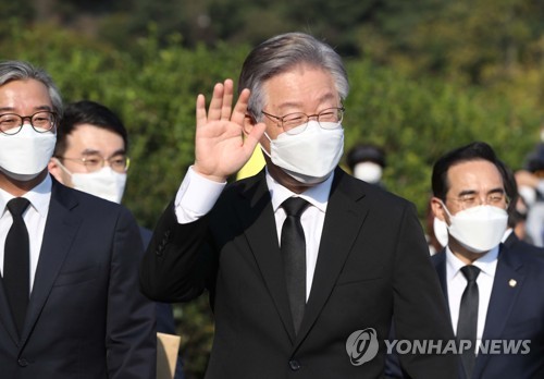 이재명, 손 인사