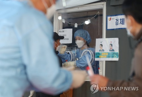 검체 채취하는 의료진