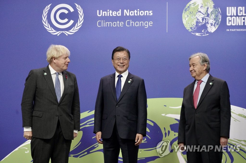 South Korean President Moon Jae-in (C) is greeted by British Prime Minister Boris Johnson (L) and United Nations Secretary-General Antonio Guterres ahead of the opening ceremony at the U.N. climate conference in Glasgow, Scotland, on Nov. 1, 2021. (Yonhap) 