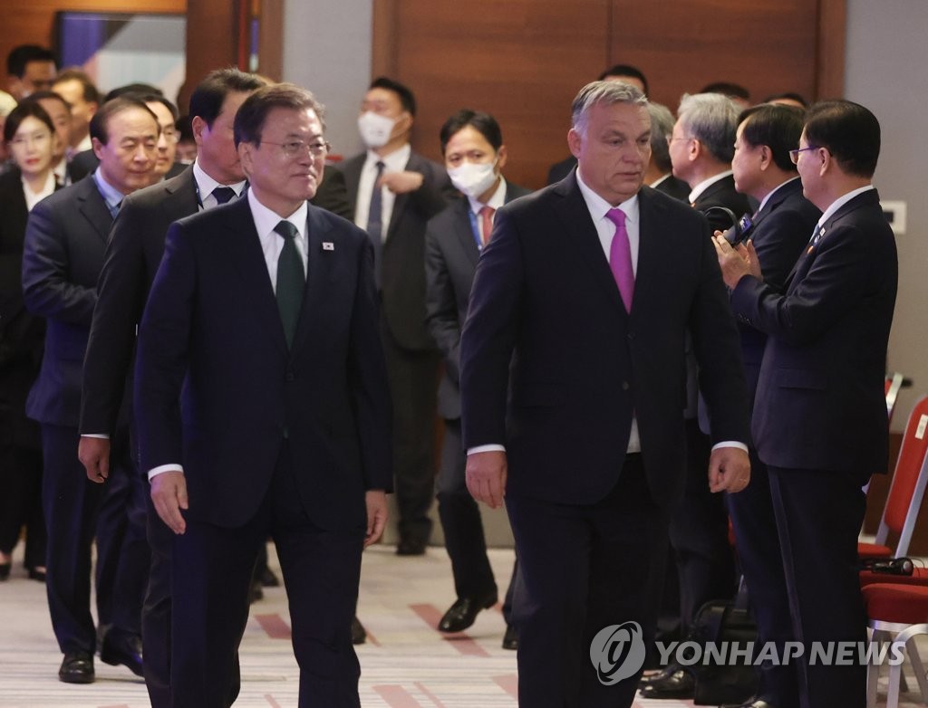 한-V4비즈니스 포럼 참석하는 문재인 대통령