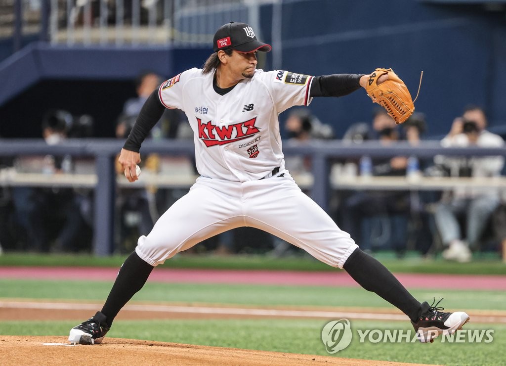 KT Wiz starter William Cuevas pitches against the Doosan Bears during the top of the first inning in Game 1 of the Korean Series at Gocheok Sky Dome in Seoul on Nov. 14, 2021. (Yonhap)