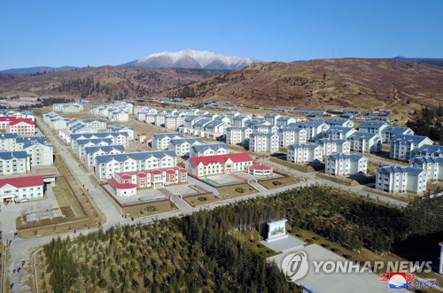 김정은, 삼지연 건설사업 현지지도…35일만 공개활동 보도