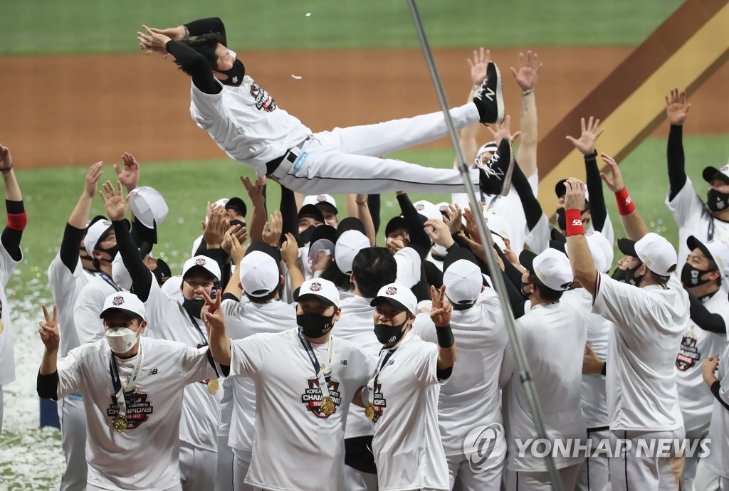 KT Wiz players toss their manager Lee Kang-chul in the air to celebrate their Korean Series title after defeating the Doosan Bears 8-4 in Game 4 at Gocheok Sky Dome in Seoul on Nov. 18, 2021. (Yonhap)