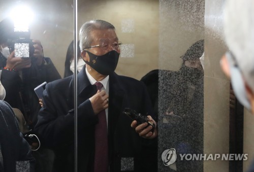 사무실 나서는 김종인