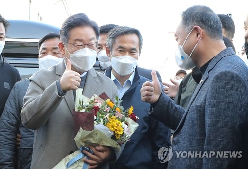 이재명, 꽃다발 받아들고 '엄지척'