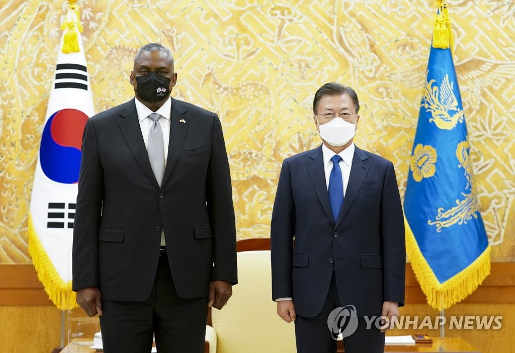 President Moon Jae-in (R) and U.S. Defense Secretary Lloyd Austin pose for the camera before holding a meeting on Dec. 2, 2021. (Yonhap) 