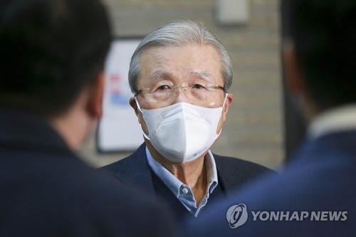취재진 질문에 답하는 김종인