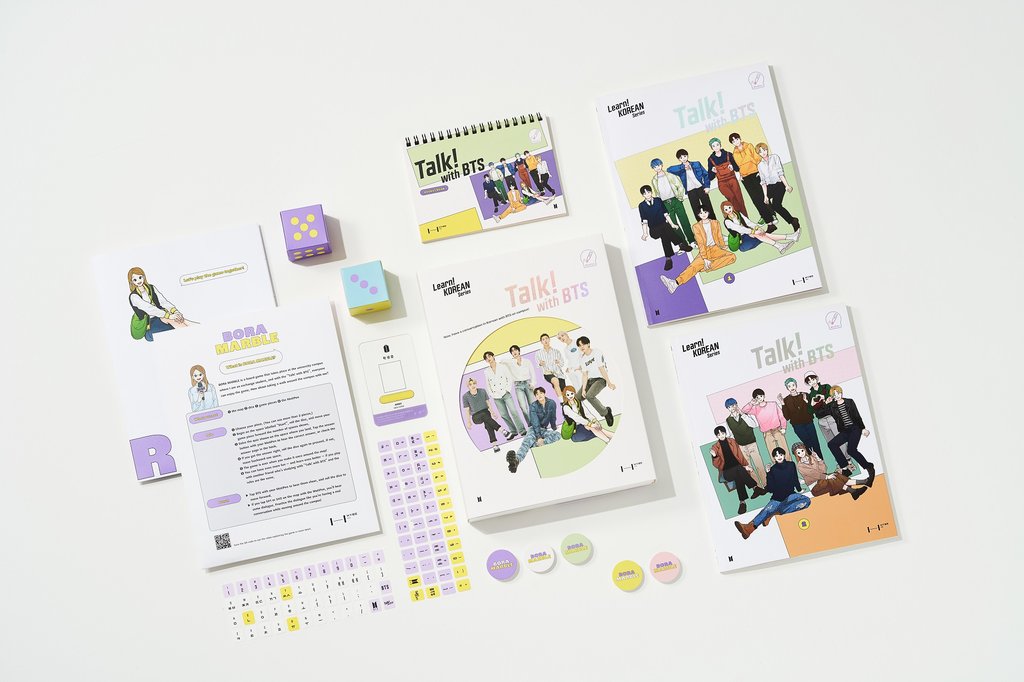 Le manuel d'apprentissage de la langue coréenne avec le groupe de K-pop Bangtan Boys (BTS), «Talk! with BTS», sera publié par Hybe Edu, la filiale d'éducation de la maison de production Hybe. Les précommandes ont été lancées sur la plate-forme Weverse Shop et dans la boutique officielle de BTS au Japon. (Photo fournie par Hybe. Revente et archivage interdits)