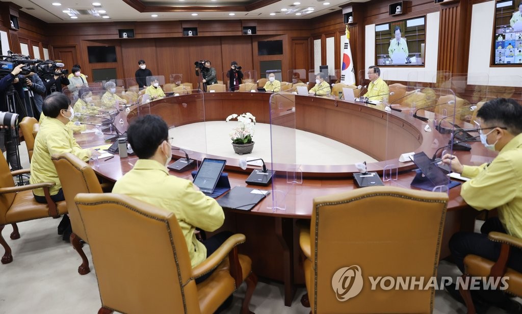 김부겸 총리 "강력한 거리두기 강화조치"